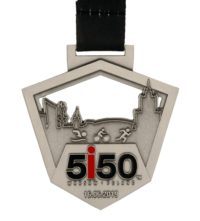 Medal odlewany 5i50 Warszawa na czarnej, ażurowej wstążce Iron Man Triathlon