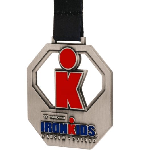 Medal odlewany Iron Kids z wypełnieniem czerwoną farba i stylowym ażurem