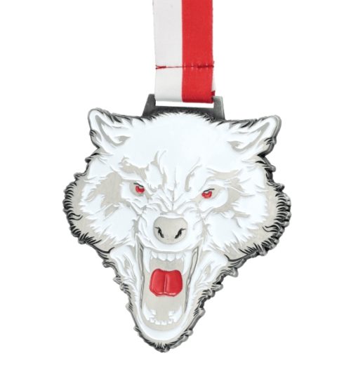 Medal odlewany w kształcie głowy wilka z biało czerwoną wstążką i kolorowymi elementami