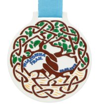 Medal z nadrukiem q-medals standard plus wiązowna trail - biały medal z nadrukowanymi drzewami zawieszony na jasnoniebieskiej szarfie