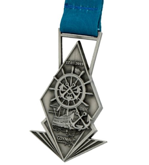 Medal odlewany w kolorze antyczne srebro z ażurami i niebieską wstążką