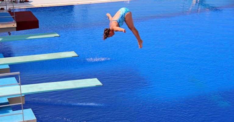 Kobieta skacząca do basenu z trampoliny