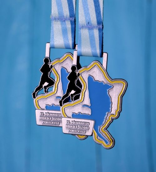 Medal na 22. Półmaraton Wokół Jeziora Żywieckiego to kolorowy medal odlewany o nieregularnym kształcie