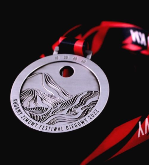 Medal na Rudawy Zimowy Festiwal Biegowy to medal odlewany nawiązujący do symboliki wydarzenia - detal