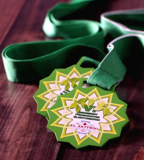 Medal na VI Wiosenny Półmaraton Elaktywnych to kolorowy medal z serii Q-Medals