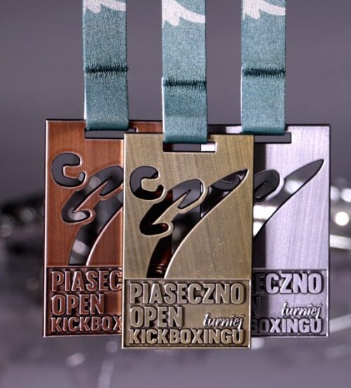 Medal odlewany na Piaseczno Open Turniej Kickboxingu o prostokątnej formie wykonany w trzech kolorach