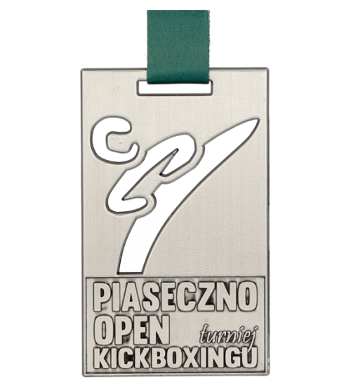 Medal odlewany na Piaseczno Open Turniej Kickboxingu o prostokątnej formie wykonany w trzech kolorach - srebro