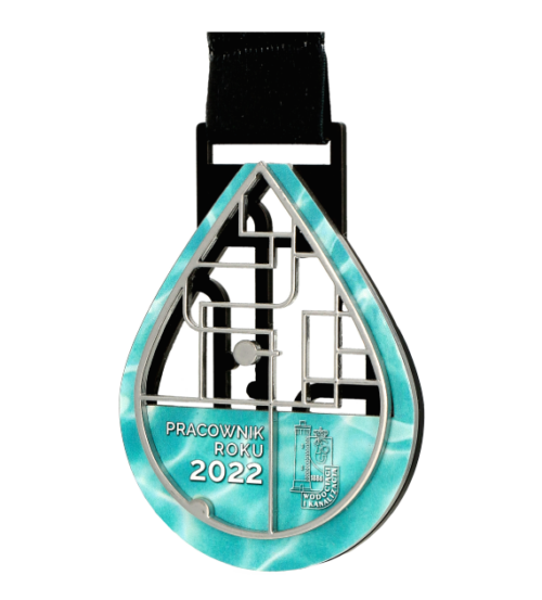 Medal LaserCut Pracownik Roku 2022 to trójwarstwowy medal cięty w kształcie kropli wody - bok
