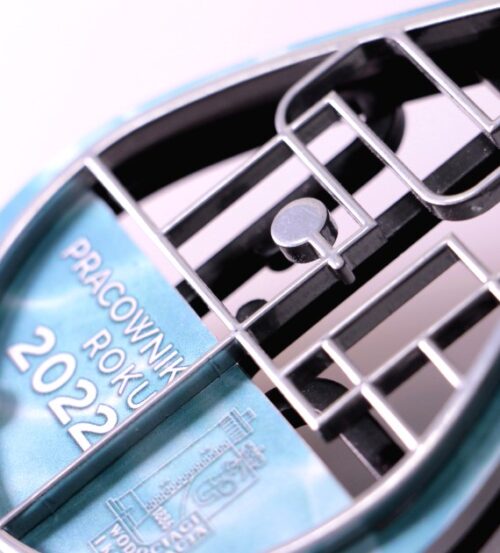 Medal LaserCut Pracownik Roku 2022 to trójwarstwowy medal cięty w kształcie kropli wody - detal