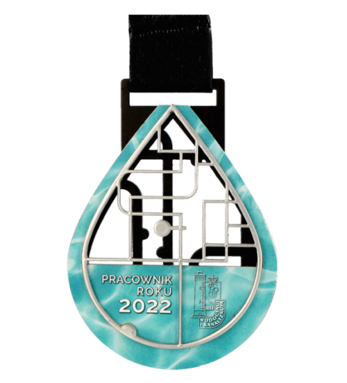 Medal LaserCut Pracownik Roku 2022 to trójwarstwowy medal cięty w kształcie kropli wody - przód