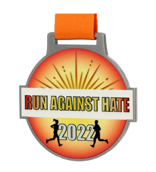 Medal LaserCut Run Against Hate został wykonany z ciętego metalu podkreślonego kolorowym nadrukiem - bok