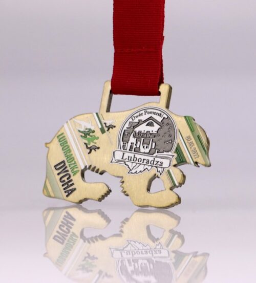 Medal Luboradzka Dycha to medal cięty laserem w kształcie niedźwiedzia, będącego symbolem gminy Barwice