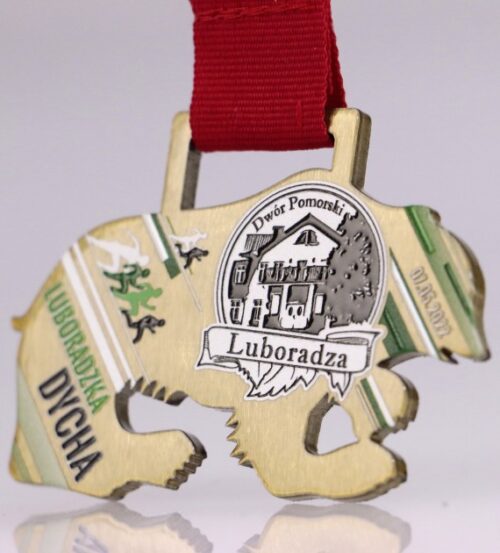 Medal Luboradzka Dycha to medal cięty laserem w kształcie niedźwiedzia, będącego symbolem gminy Barwice - detal