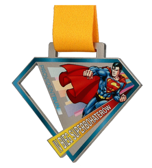 Medale LaserCut na Mistrzostwa Biegowe Provident Run w kształcie charakterystycznym dla symbolu superbohatera z lśniącymi zdobieniami - bok