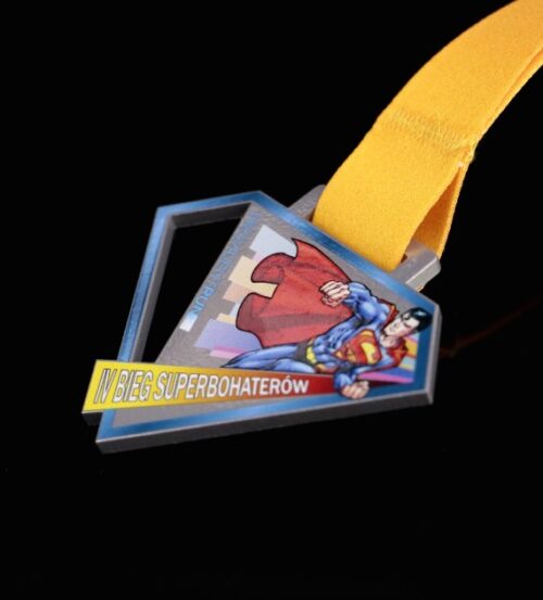 Medale LaserCut na Mistrzostwa Biegowe Provident Run w kształcie charakterystycznym dla symbolu superbohatera z lśniącymi zdobieniami - detal