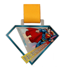 Medale LaserCut na Mistrzostwa Biegowe Provident Run w kształcie charakterystycznym dla symbolu superbohatera z lśniącymi zdobieniami - przód
