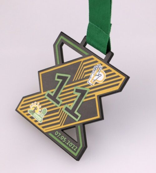 Medal LaserCut na Skokowski Bieg Przełajowy o symetrycznym kształcie i wyrazistej kolorystyce zachwyca swoim wyglądem