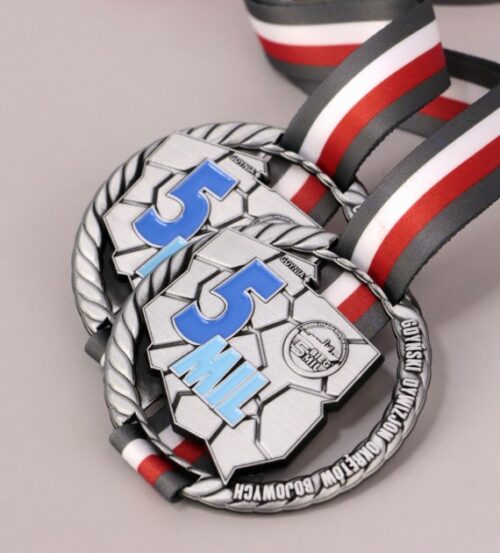 Medal odlewany na Bieg 5 mil o eleganckim, okrągłym kształcie z wyróżniającym się środkiem oraz miejscem na wstążkę