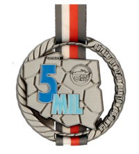 Medal odlewany na Bieg 5 mil o eleganckim, okrągłym kształcie z wyróżniającym się środkiem oraz miejscem na wstążkę - przód