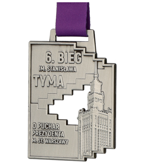 Medal odlewany na Bieg imienia Stanisława Tyma o klasycznym kształcie wzbogaconym zdobieniami nawiązującymi do stylistyki wydarzenia - bok
