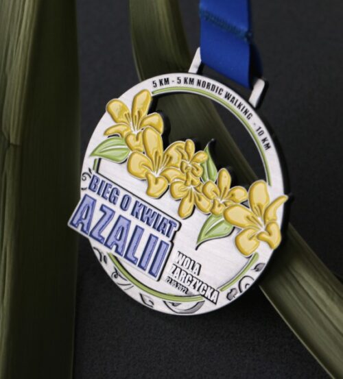 Medal na Bieg o Kwiat Azalii z wyrazistymi zdobieniami i nawiązującą do wydarzenia symboliką