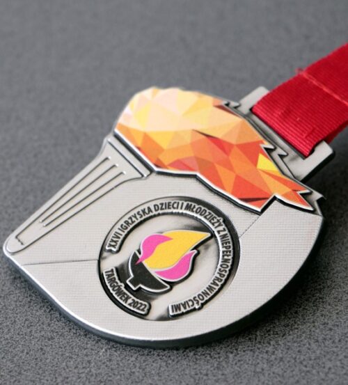 Medal na Igrzyska Dzieci i Młodzieży z Niepełnosprawnościami z kolorowym nadrukiem w kształcie płomienia olimpijskiego