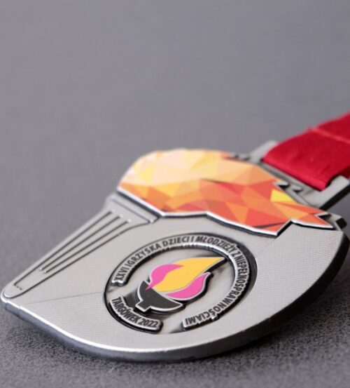 Medal na Igrzyska Dzieci i Młodzieży z Niepełnosprawnościami z kolorowym nadrukiem w kształcie płomienia olimpijskiego - detal