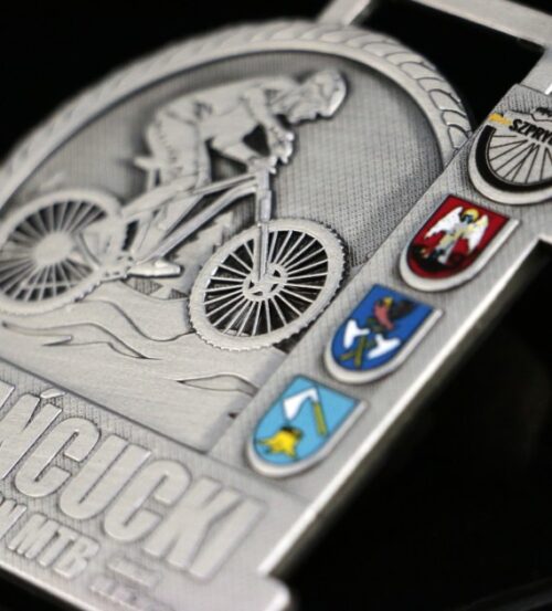 Medal odlewany na Łańcucki Maraton MTB w kształcie cyfry dziesięć z rowerowym motywem - detal