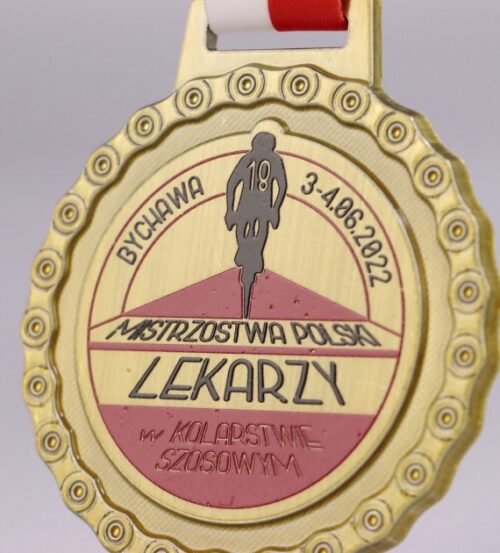 Medal na Mistrzostwa Polski Lekarzy w kolarstwie szosowym o klasycznym kształcie, głębokiej kolorystyce i ciekawym wzornictwie - detal