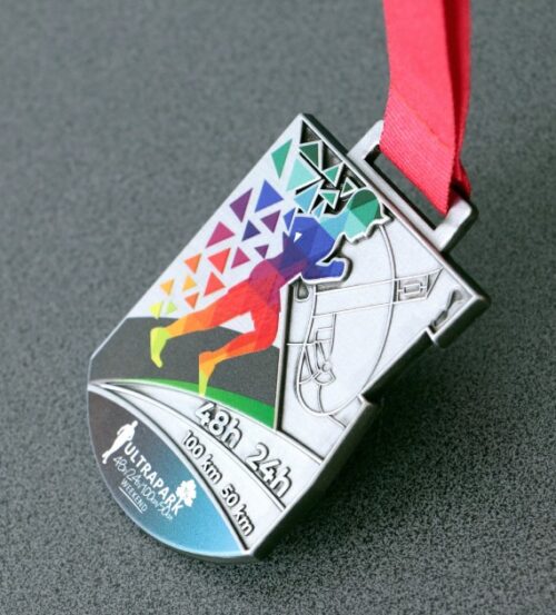 Medal na bieg UltraPark o ciekawym, zaokrąglonym kształcie z wyrazistym nadrukiem