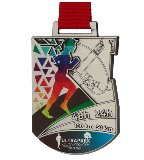 Medal na bieg UltraPark o ciekawym, zaokrąglonym kształcie z wyrazistym nadrukiem - bok
