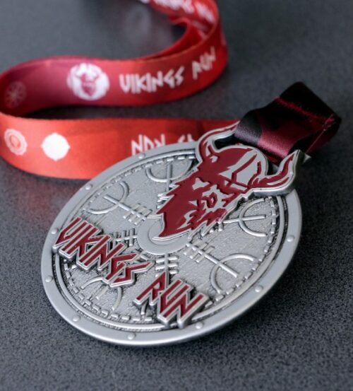 Medal odlewany na Vikings Run z wikińskim motywem o dopasowanej kolorystyce i eleganckim kształcie