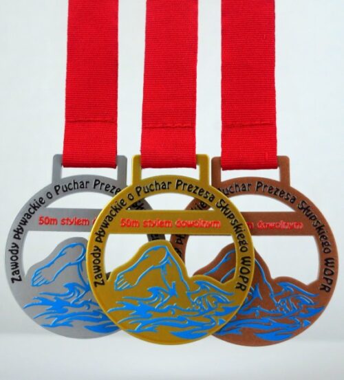Medal na Zawody Pływackie o Puchar Prezesa Słupskiego WOPR wycinany laserowo o klasycznym kształcie z motywem pływackim