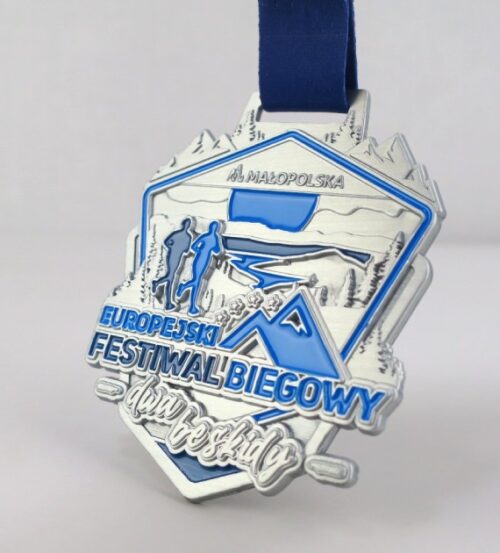 Medal odlewany na Europejski Festiwal Biegowy z licznymi zdobieniami górskimi wypełnionymi wyrazistym, błękitnym kolorem