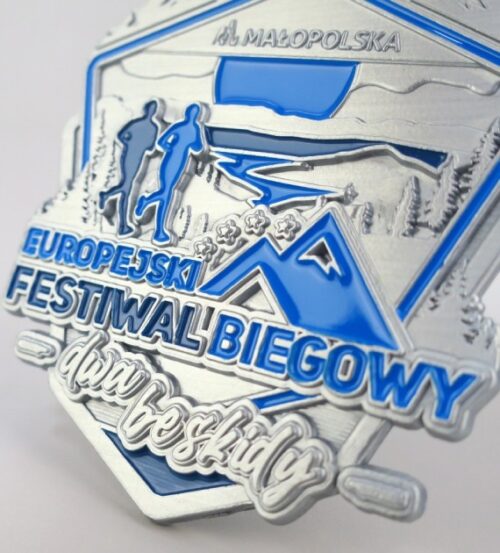 Medal odlewany na Europejski Festiwal Biegowy z licznymi zdobieniami górskimi wypełnionymi wyrazistym, błękitnym kolorem - detal