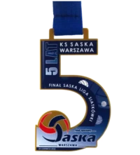 Medal na KS Saska Warszawa wycięty laserowo w kształcie cyfry pięć z siatkarskim motywem - przód
