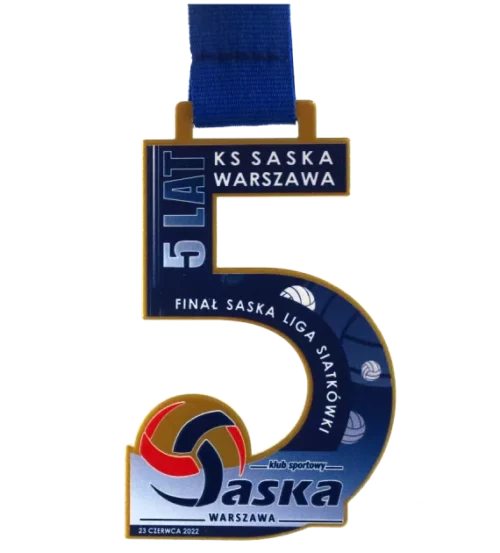 Medal na KS Saska Warszawa wycięty laserowo w kształcie cyfry pięć z siatkarskim motywem - przód