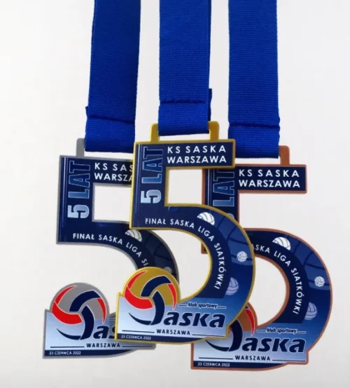 Medal na KS Saska Warszawa wycięty laserowo w kształcie cyfry pięć z siatkarskim motywem - trzy kolory