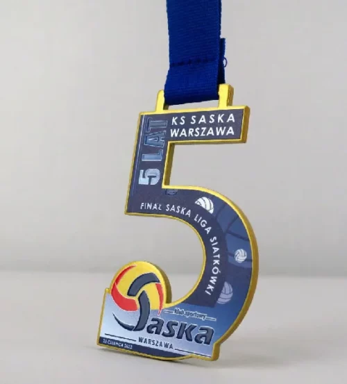 Medal na KS Saska Warszawa wycięty laserowo w kształcie cyfry pięć z siatkarskim motywem - złoto