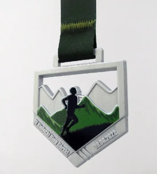 Medal na Kielecki Bieg Górski o geometrycznym kształcie z motywem górskim