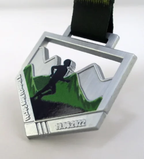 Medal na Kielecki Bieg Górski o geometrycznym kształcie z motywem górskim - awers