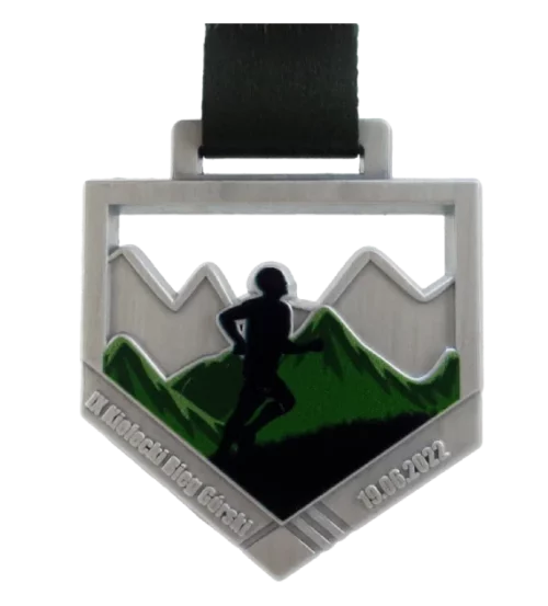 Medal na Kielecki Bieg Górski o geometrycznym kształcie z motywem górskim - przód