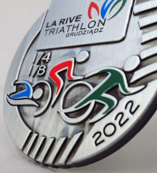 Medal odlewany na La Rive Triathlon Grudziądz z eleganckimi przetłoczeniami i kolorowymi akcentami - detal