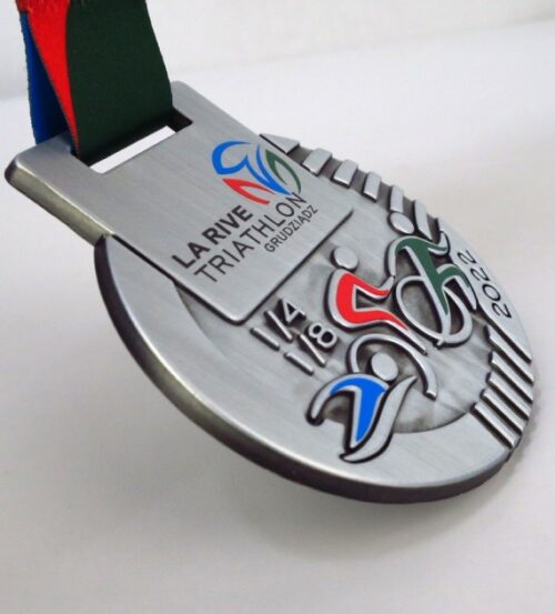 Medal odlewany na La Rive Triathlon Grudziądz z eleganckimi przetłoczeniami i kolorowymi akcentami - detal grubość