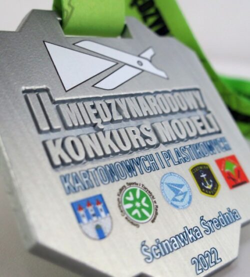 Medal na Międzynarodowy Konkurs Modeli Kartonowych i Plastikowych o symetrycznym kształcie z nadrukowami logotypami organizatorów - detal