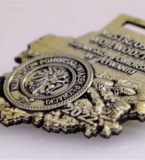Medal odlewany na Mistrzostwa Województwa Kujawsko-Pomorskiego w Pływaniu z bogatym i dokładnym zdobieniem - detal