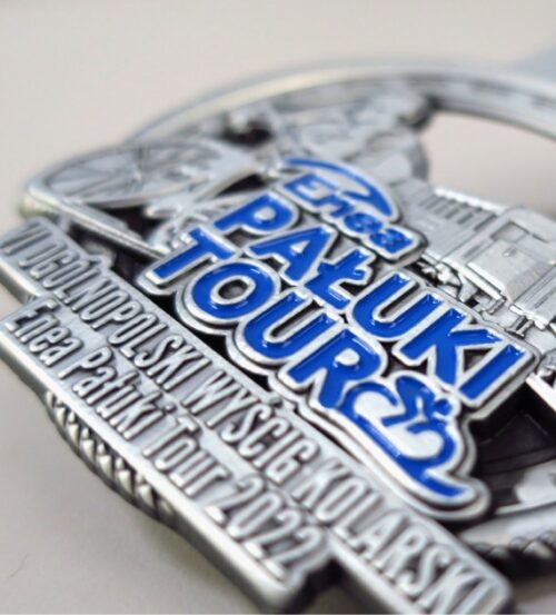 Medal odlewany na Ogólnopolski Wyścig Kolarski Enea Pałuki Tour o ciekawym, okrągłym kształcie z wycięciem i zdobieniami wyczuwalnymi pod opuszkiem palca - detal