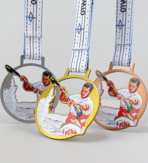 Medale cięte laserowo na Otwarte mistrzostwa w kajakarstwie w trzech kolorach z kajakarskim, wyrazistym motywem