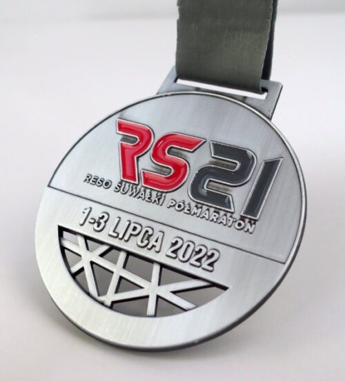 Medal na RESO Suwałki Półmaraton o okrągłym kształcie z dwustronnymi, trójwymiarowymi zdobieniami i kolorowym wypełnieniem - awers