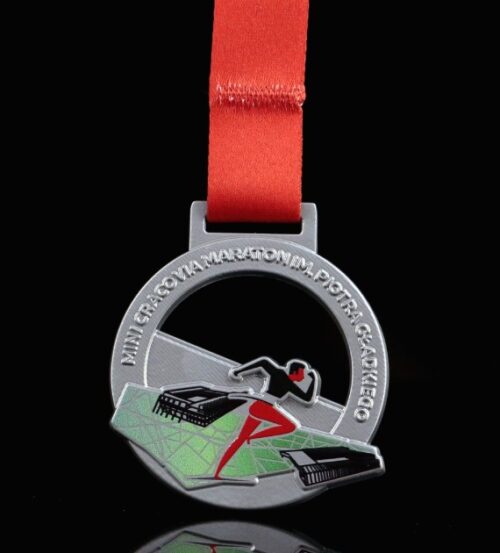 Medal na Mini Cracovia Maraton z nowoczesnymi wycięciami i kolorowym nadrukiem